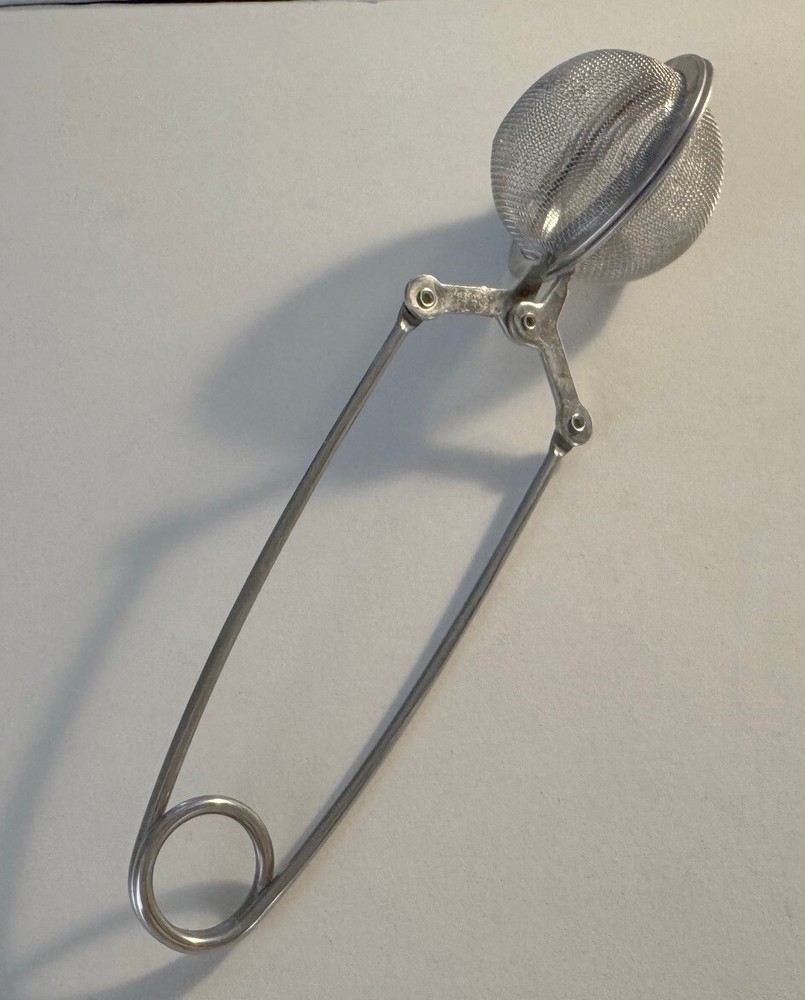 Vintage Squeeze Handle Tea Leaf Strainer Steeper Spoon Clamp