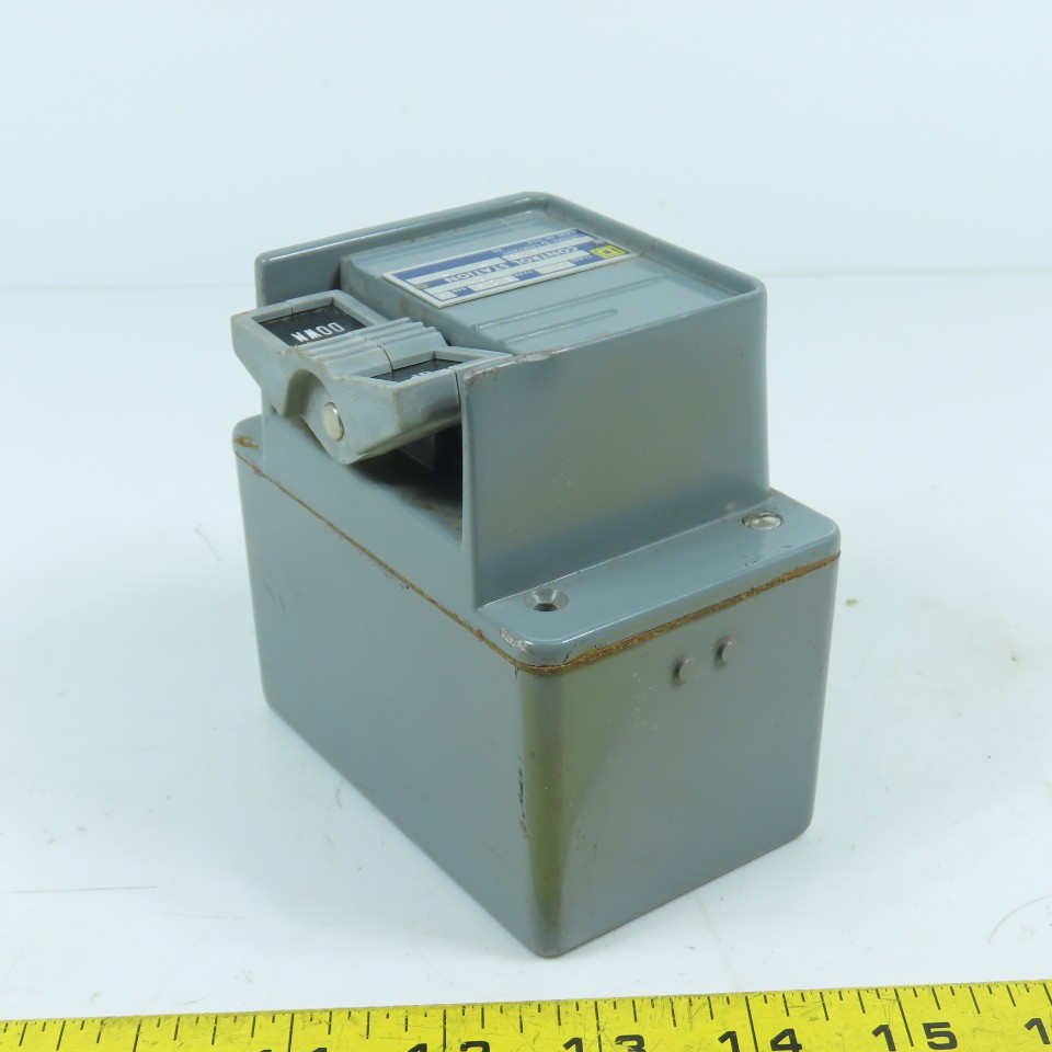 Square D BW208 FD 3-Position Spring Return Control Station Up/Down 600V