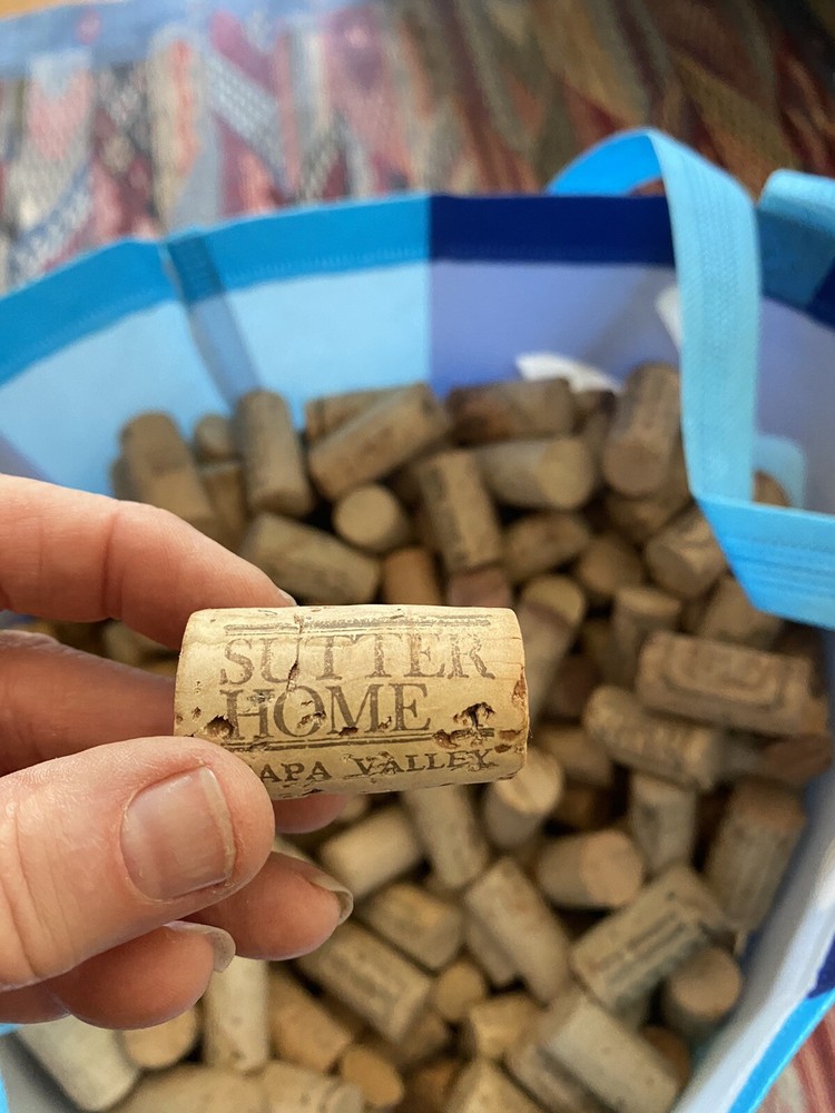 600 used natural wine corks