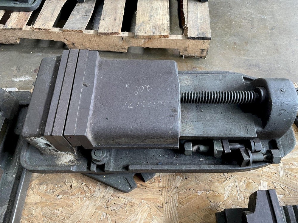 8" MACHINE MILLING VISE MOUNTED ON A ROTATING BASE