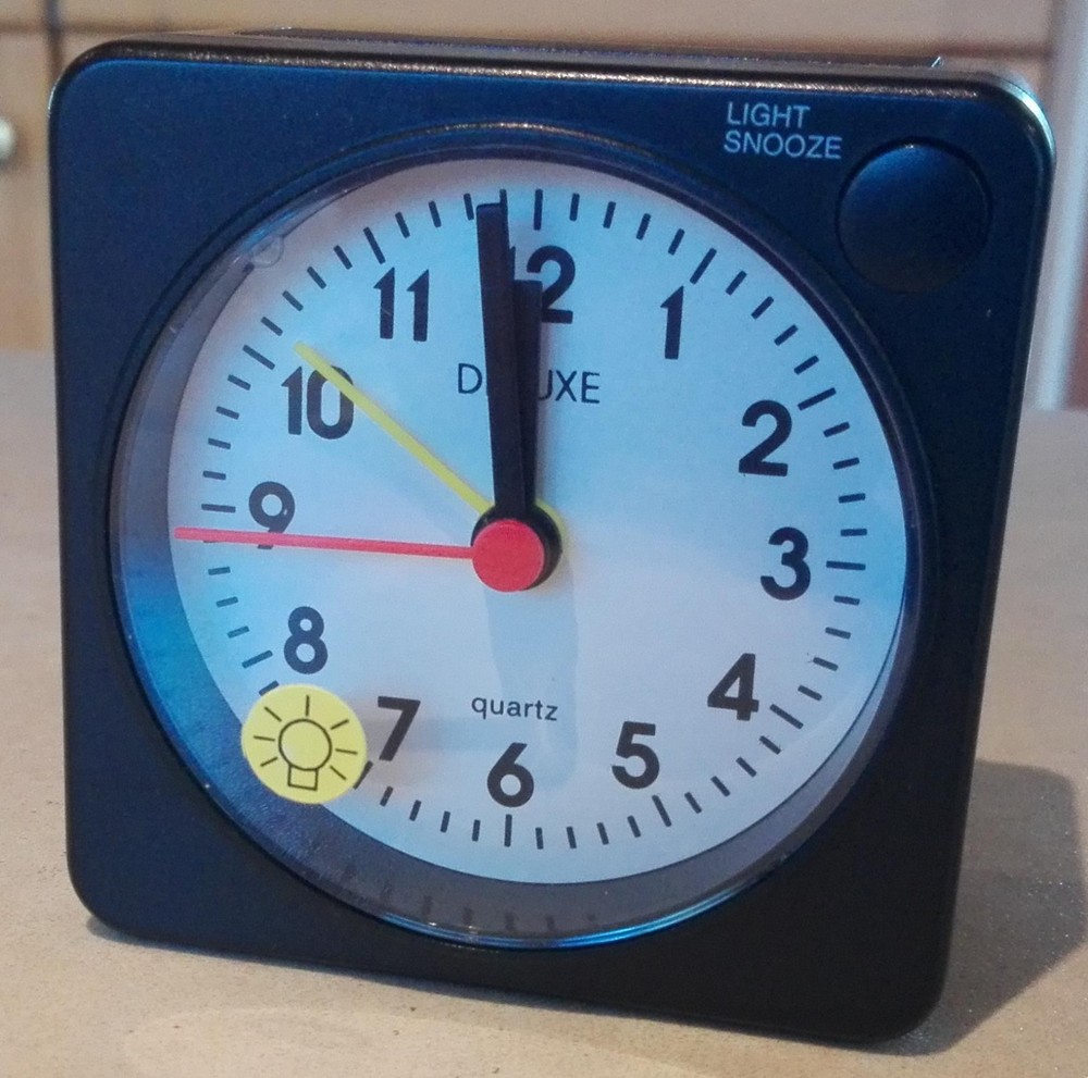 DELUXE QUARTZ ALARM CLOCK - BLACK