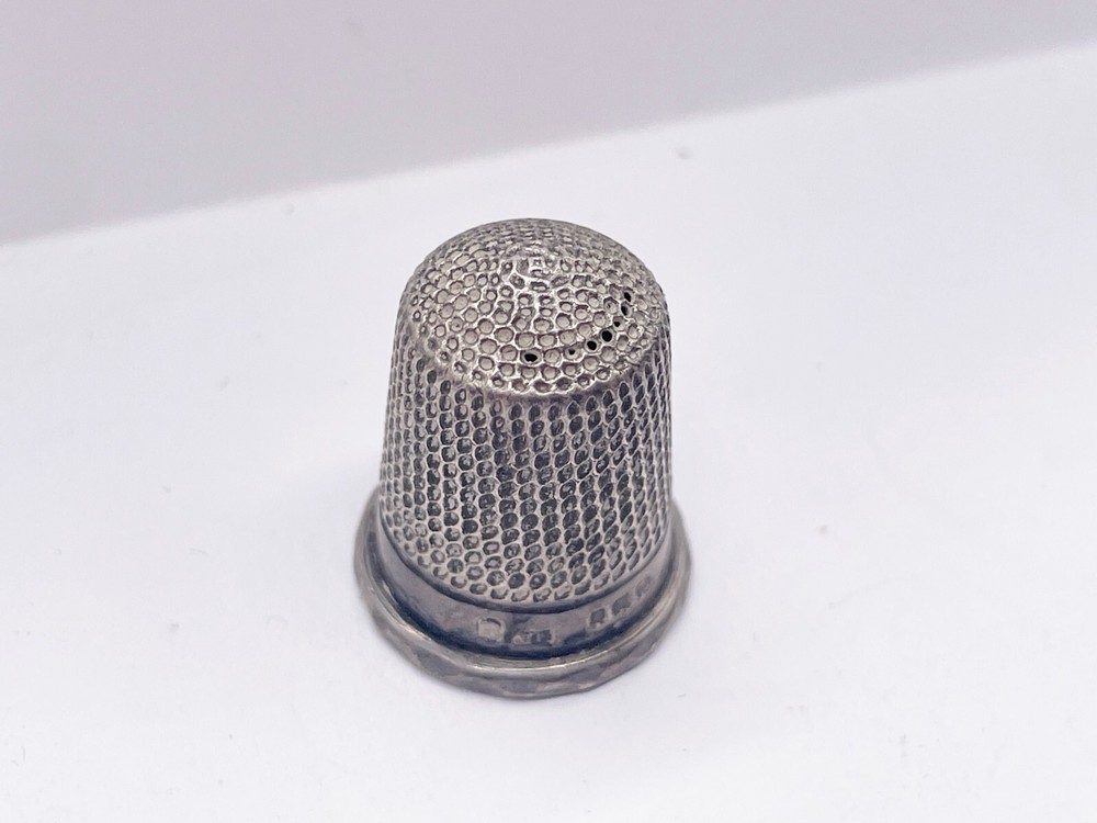 VINTAGE SOLID SILVER SEWING THIMBLE SIZE 8