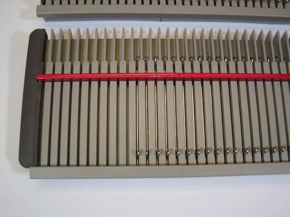 BOND INCREDIBLE SWEATER MACHINE NEEDLE BEDS