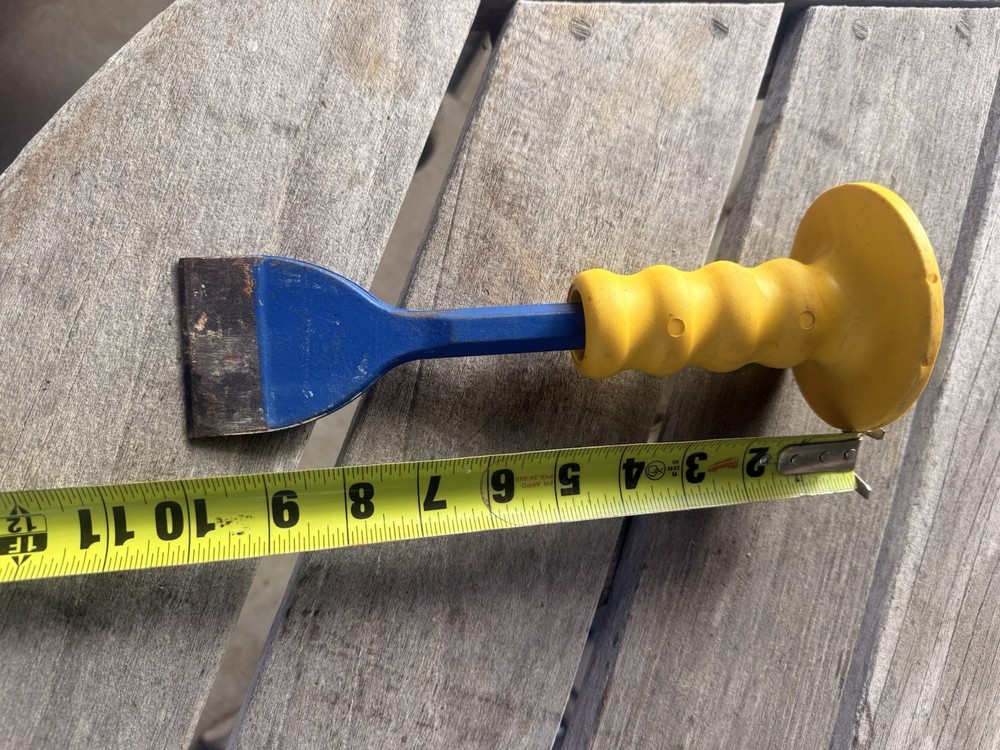 DASCO PRO TARGET GUARD FLOOR CHISEL WITH RUBBER HANDLE 2-1/2"