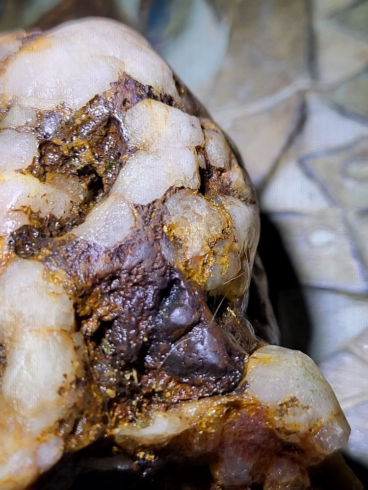 gold quartz specimen