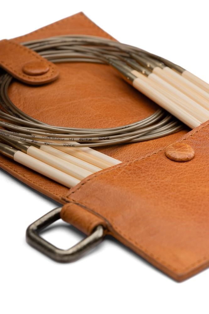 MUUD CARITA A needle case attachment