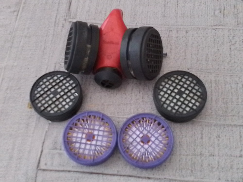 PRO TECH RESPIRATOR [MEDIUM]WITH 4 ADDITIONAL CARTRIDGES NEEDS STRAPS