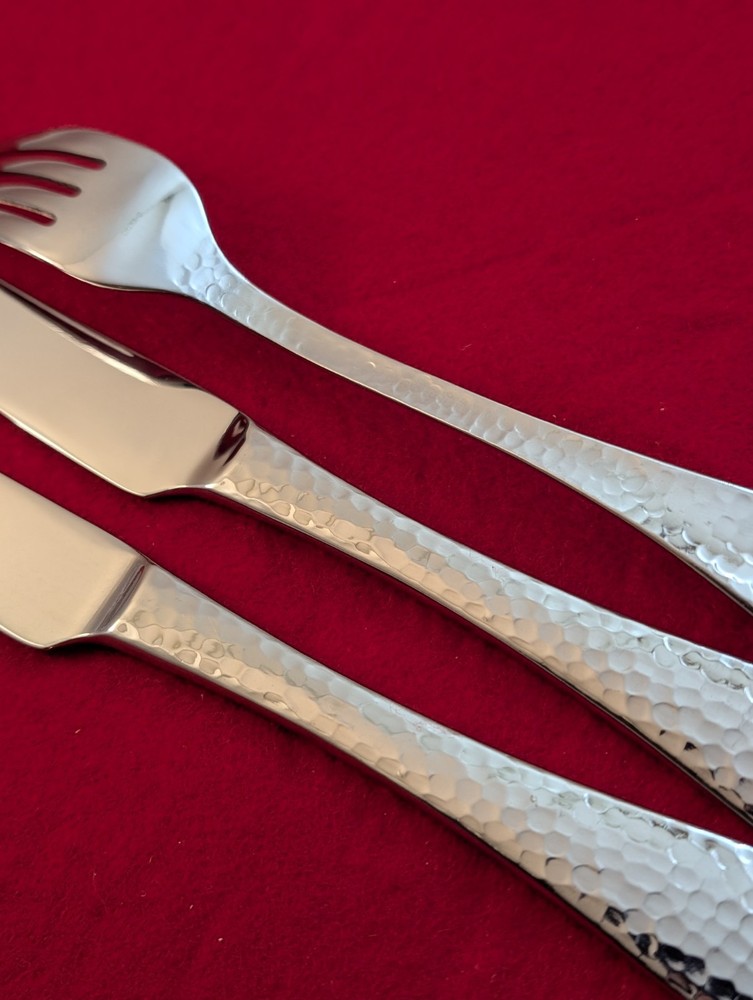 Unmarked Hammered Glossy Stainless 2-Dinner Knives, 1-Dinner Fork Silverware