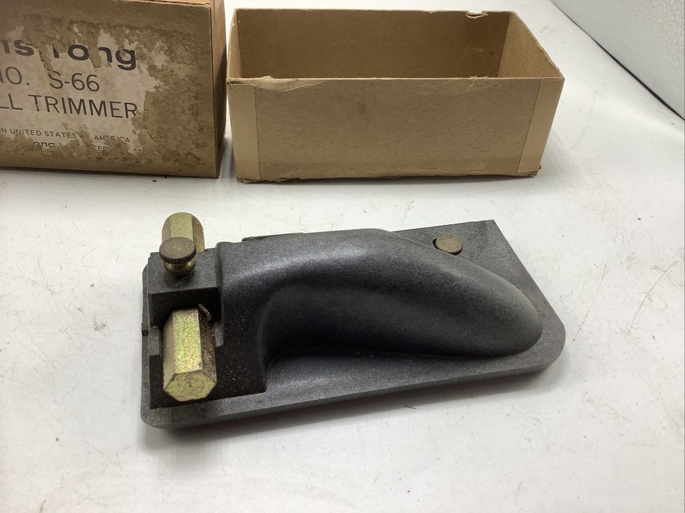 Vintage ARMSTRONG S66 WALL TRIMMER in box missing blade