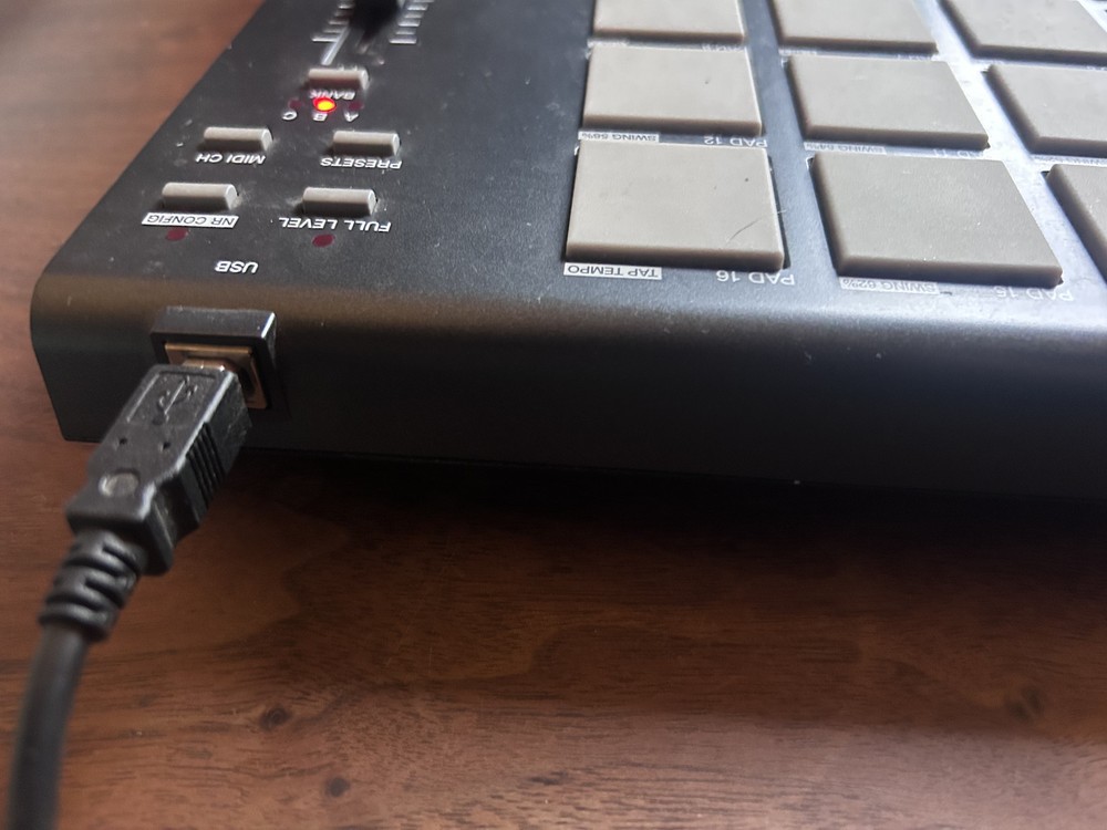 AKAI Professional MPD18 Compact USB MIDI Pad Controller With Cable