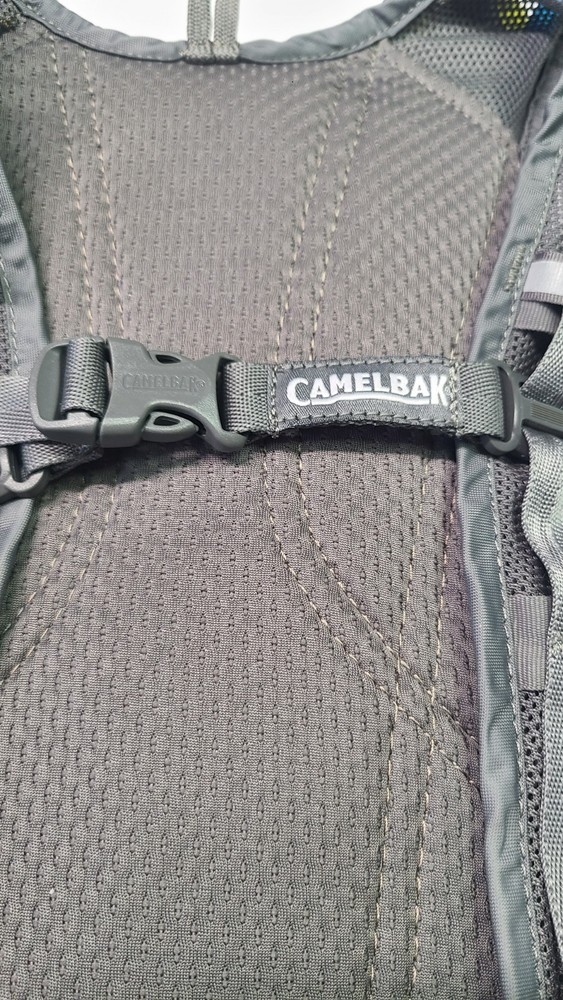 Camelbak Classic 2L / 70 Oz Hydration Pack Backpack Yellow & Grey with Bladder