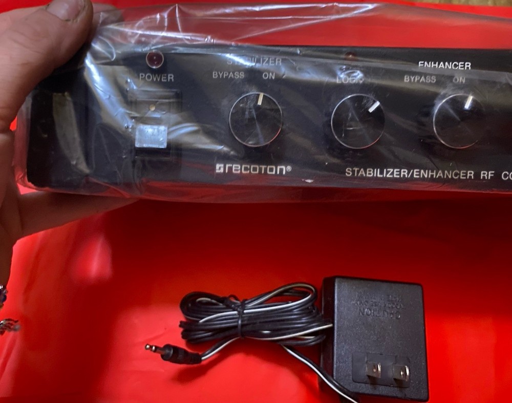 Recoton V604 Stabilizer/Enhancer RF Converter, 2 Inputs, 4 Outputs(SEALED)