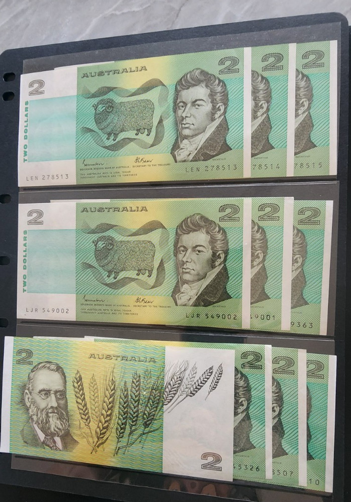 AUSTRALIAN TWO DOLLAR NOTES (10 PIECES) UNC, 2 AND 3 CONSECUTIVE SERIAL NUMBERS