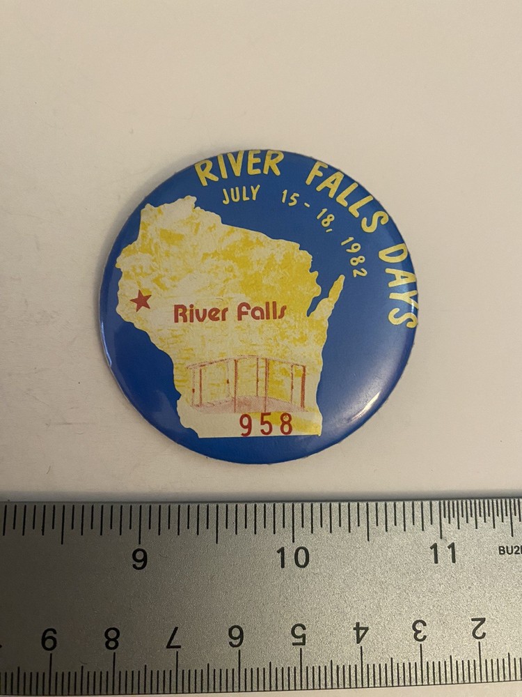 River Falls Days 1982 Wisconsin Pin Back Button P39