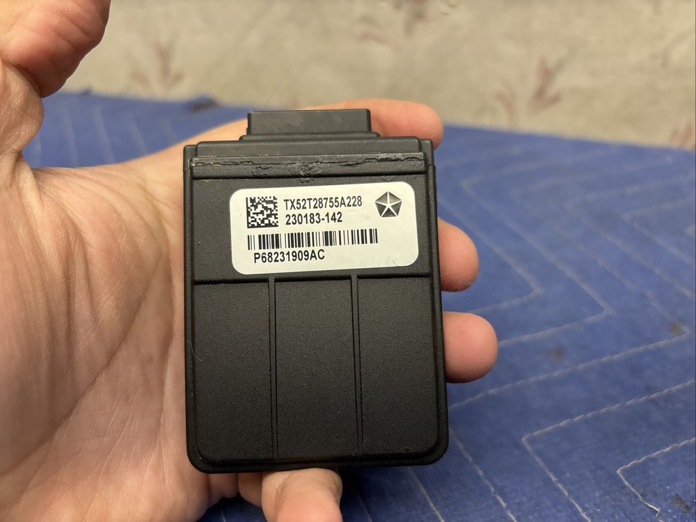 2014-2018 Jeep Cherokee OEM Mopar Forward Facing Camera 68231909AC