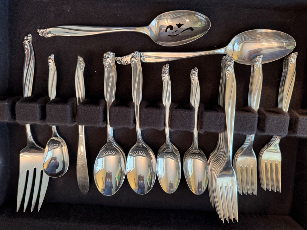 64pc Wm Rogers silverplated flatware set for 12
