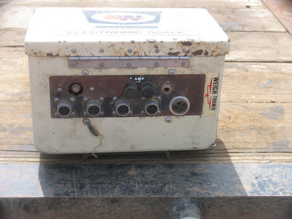 A&W Electronic Scale Feed Mixer