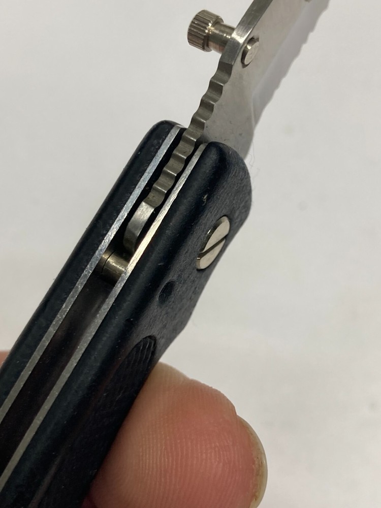 Jaquar Folding Knife w/Combo Blade, Thumbknob, Linerlock YK-811BK