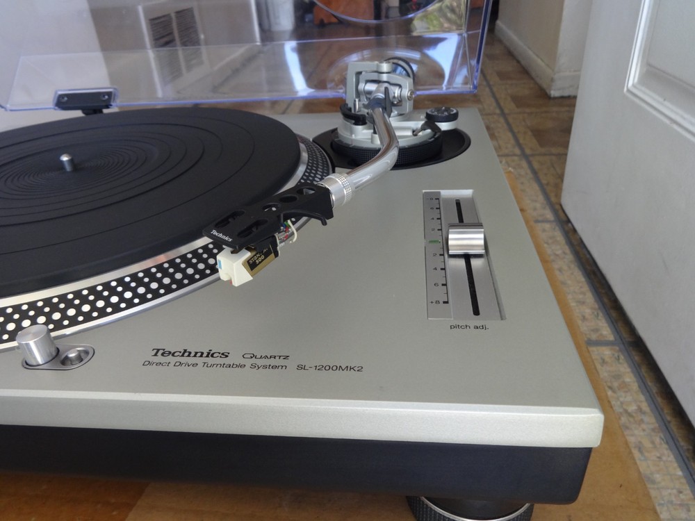 TECHNICS SL-1200MK2 PROFESSIONAL DIRECT DRIVE TURNTABLE