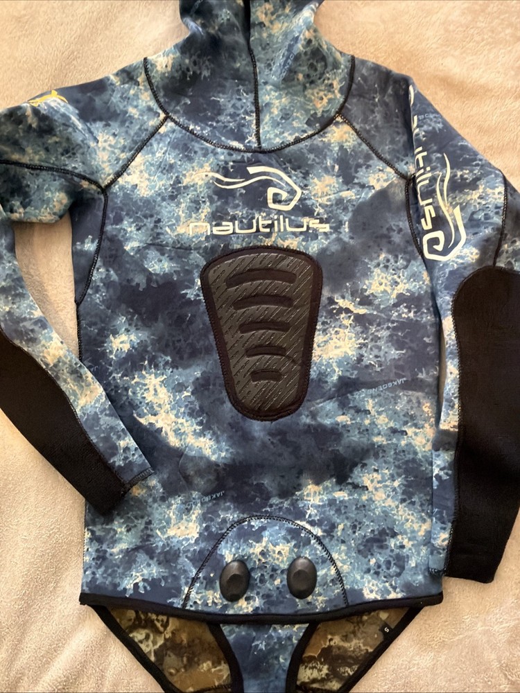 Nautilus spearfishing wetsuit jacket in a blue camouflage pattern Small