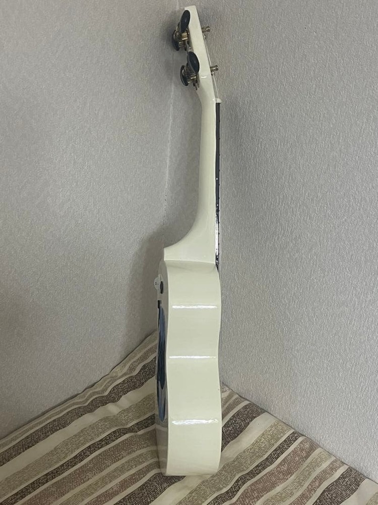 Moani ukulele white