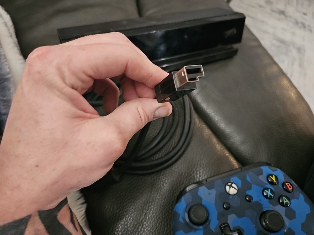 Microsoft Xbox One Kinect Sensor Bar - Black With controller