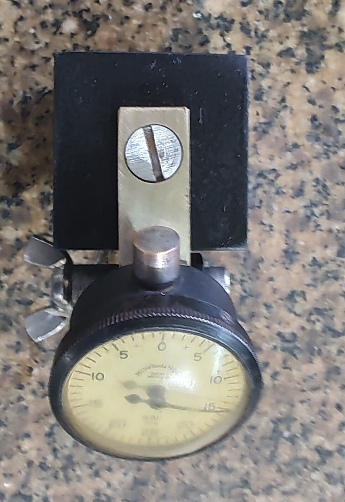 MAGNETIC BASE WITH VINTAGE INDICATOR