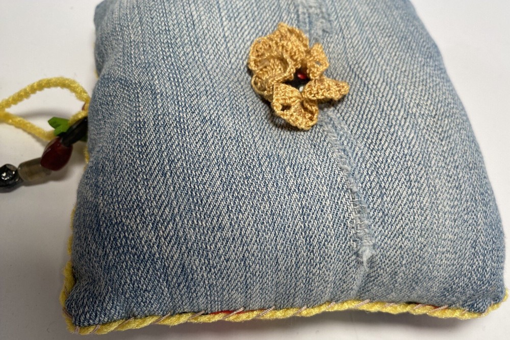 Pin cushion Denim Daisies Notions 40