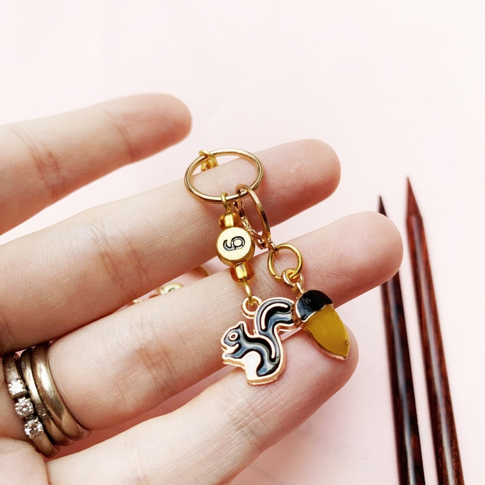 Squirrel chain row counter for knitting