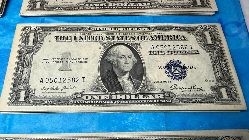 💵 $1 Silver Certificate – Uncirculated Blue Seal – 1935 Note Perfect Notes 💙
