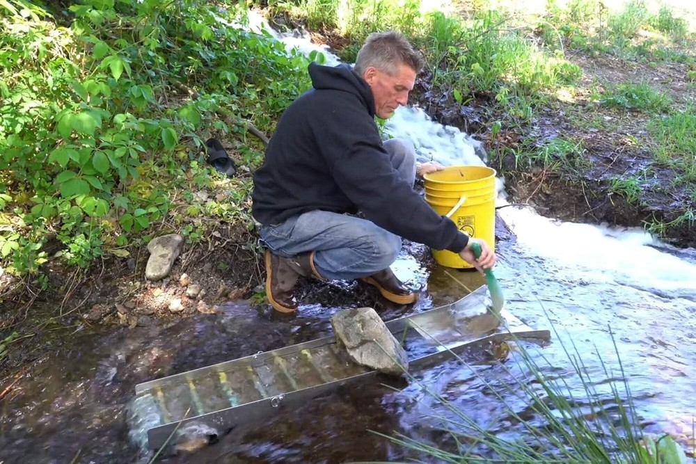 Durable 23-Piece Gold Mining Kit Featuring Folding Sluice Box and Tools