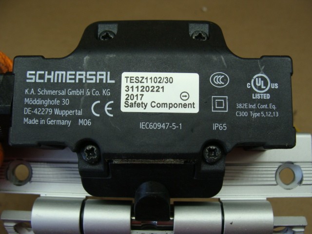 SCHMERSAL TESZ1102/30 HINGED SAFETY SWITCH