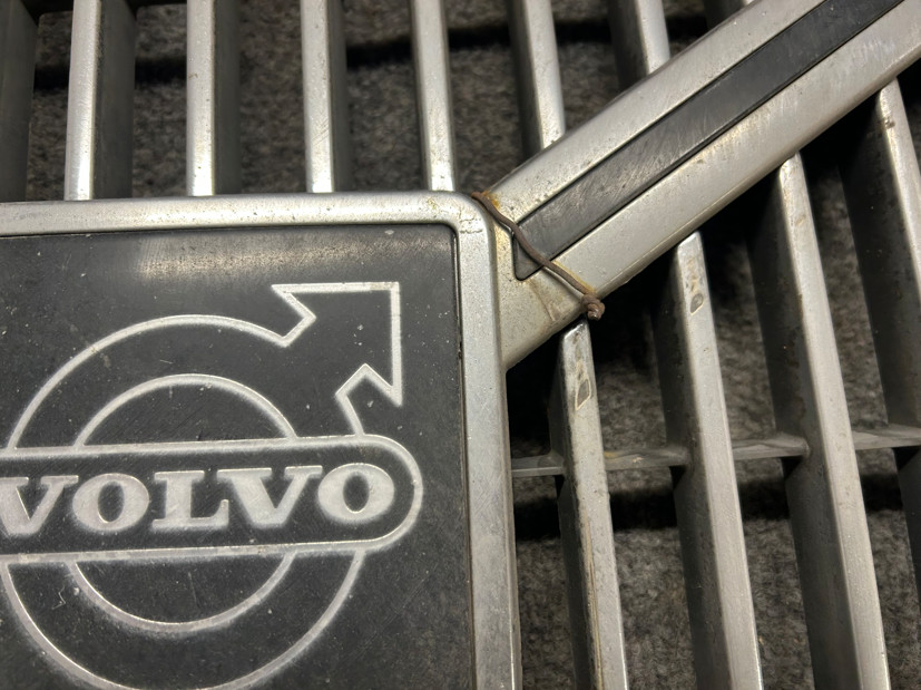 VOLVO 20457164 GRILLE
