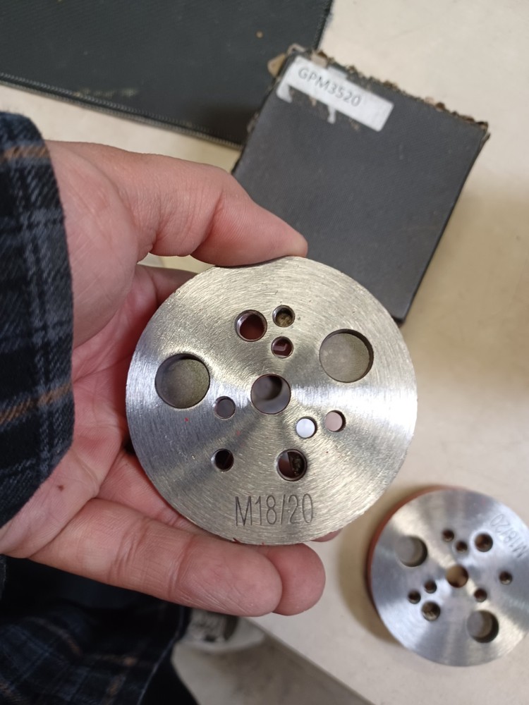 3″ Medium Bond 5 Segments Puck, 18/20#