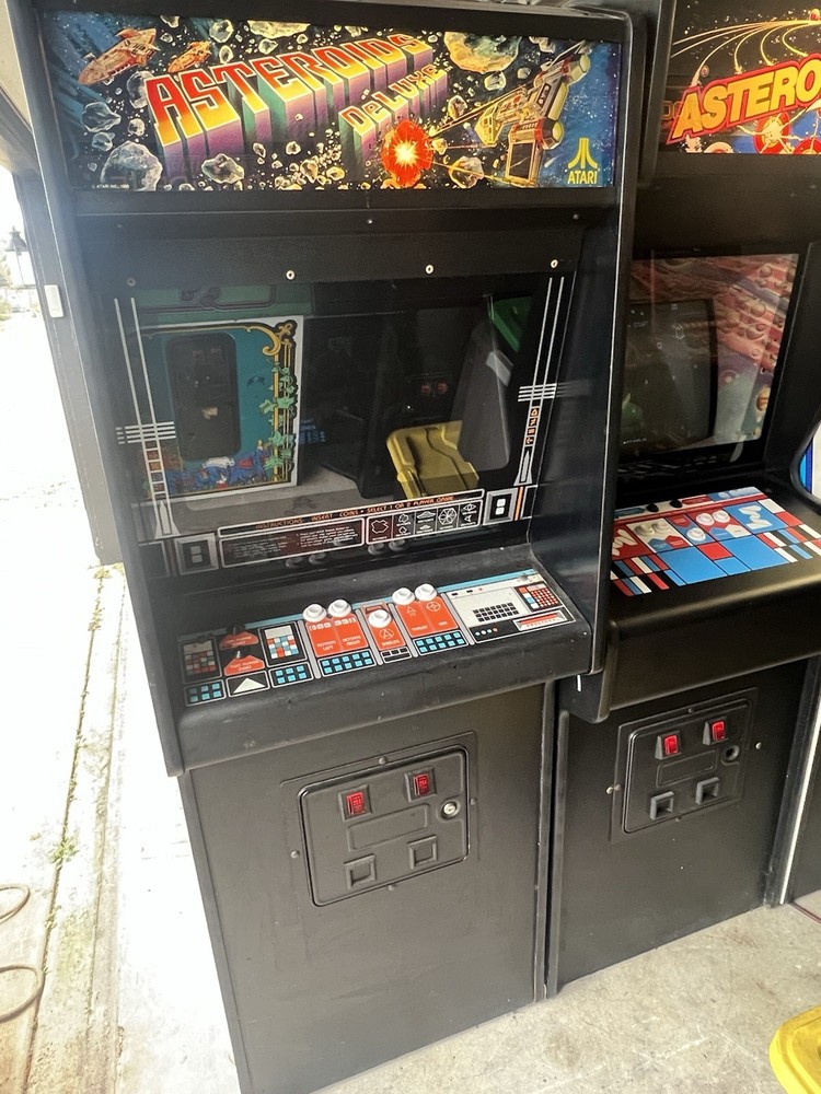 Atari ASTEROIDS DELUXE Arcade Game. Black and White Vector Graphics.