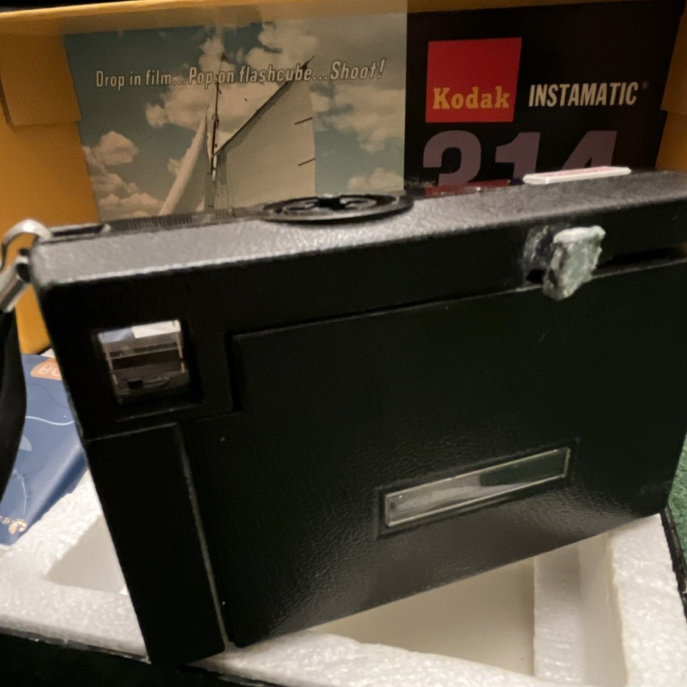 1970’s Kodak Instamatic 314 Color Outfit Camera with Flashcube, Battery, Box