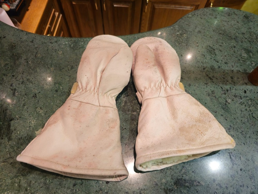 Winter fur mittens white new from storage