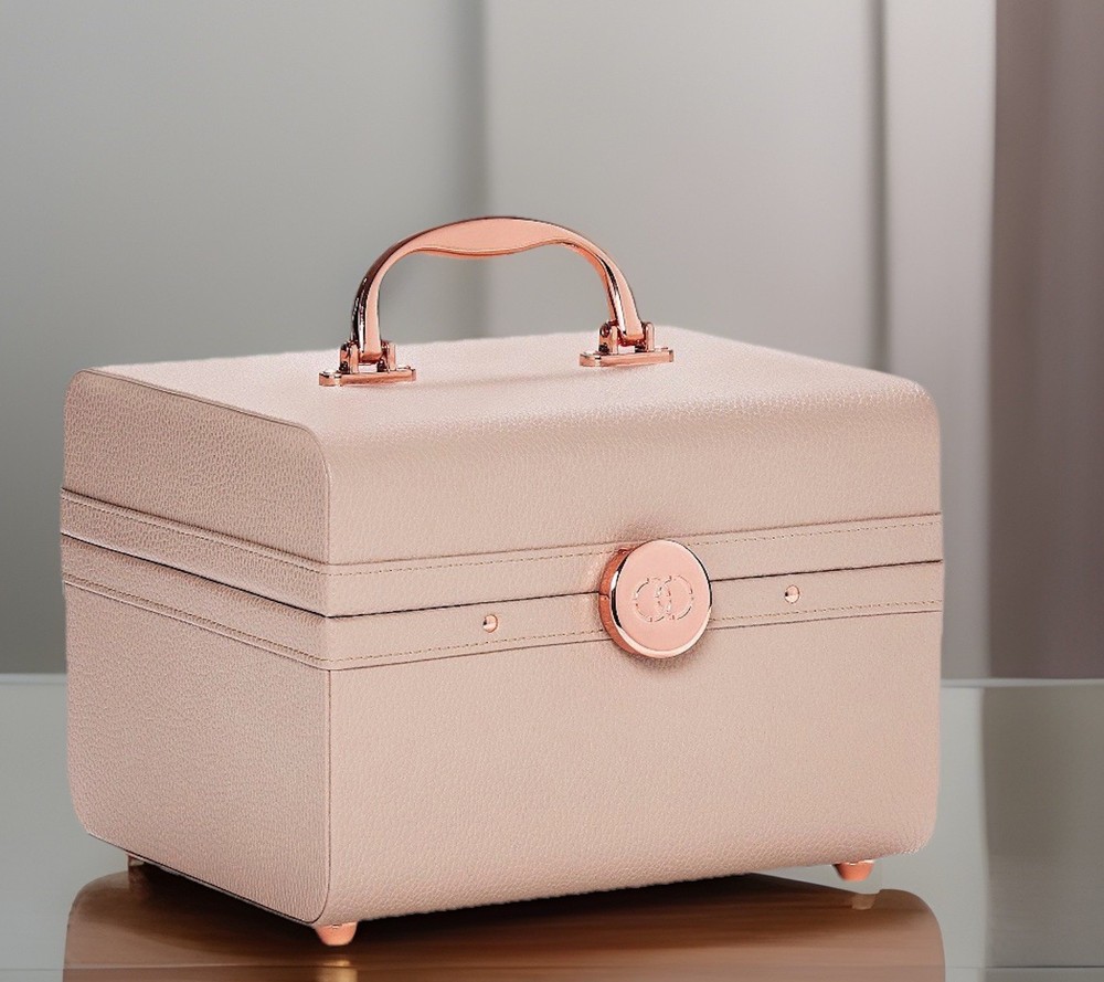 NWT CABOODLES LIFESTYLE TRAIN CASE