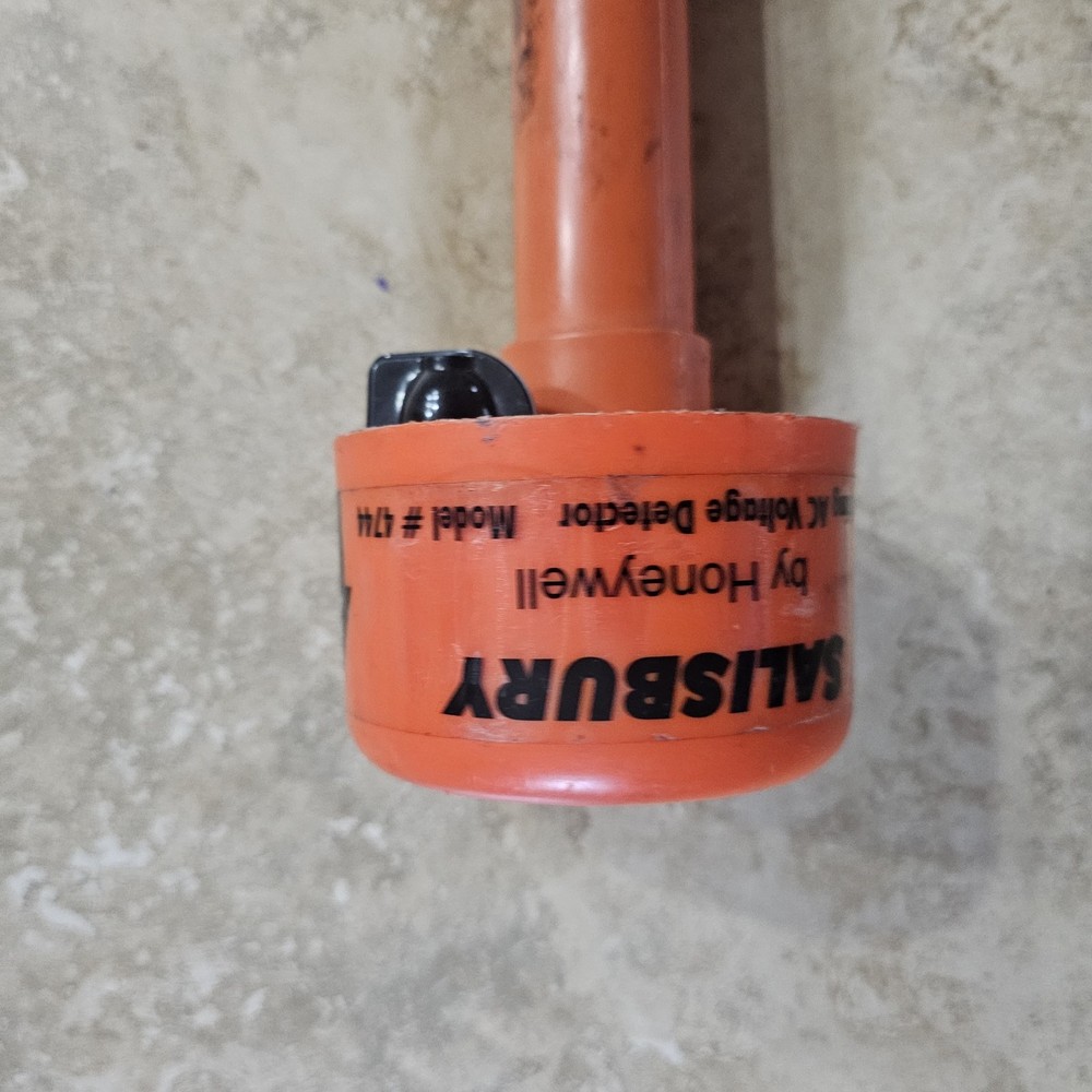 Salisbury 4744 Self-Testing Voltage Detector (Audio/ Visual)