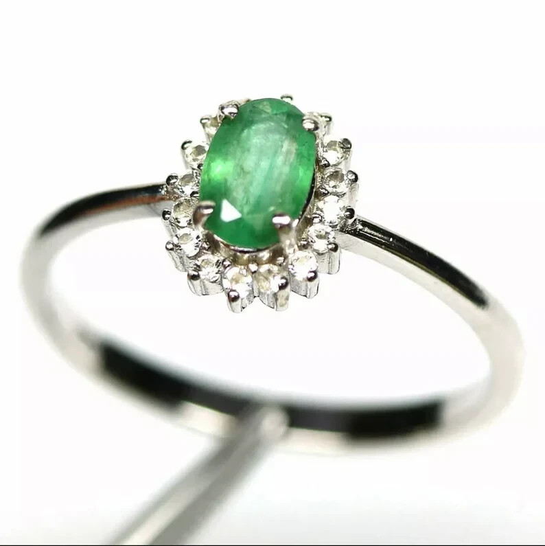 Handmade item Materials: Silver Gemstone: Emerald Gem colour: Green Band colour: