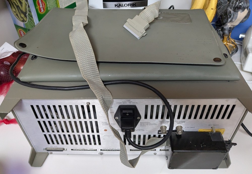 HP1650A Logic Analyzer Hewlett Packard Powers up incld Operating disk+manual DVD