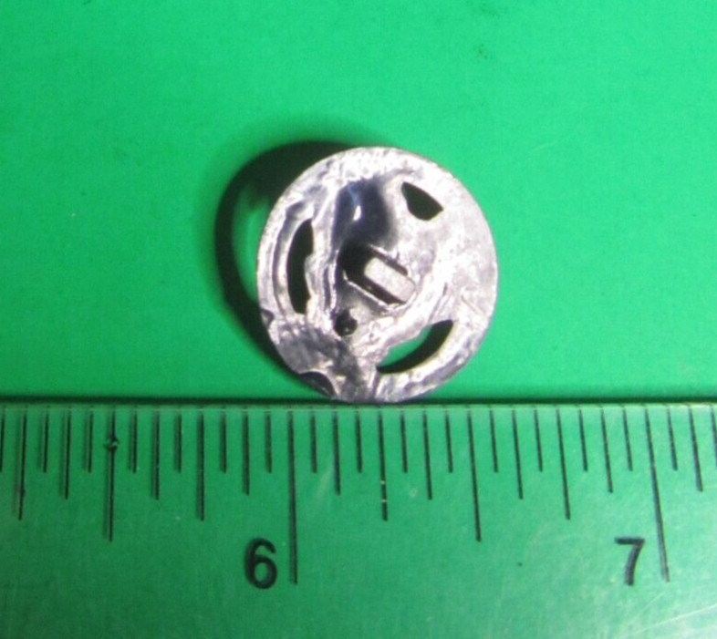 VINTAGE 3/4" DOUBLE LEAF OPENWORK BLUE EARLY PLASTIC 2-HOLE NOVELTY BUTTON-3/82