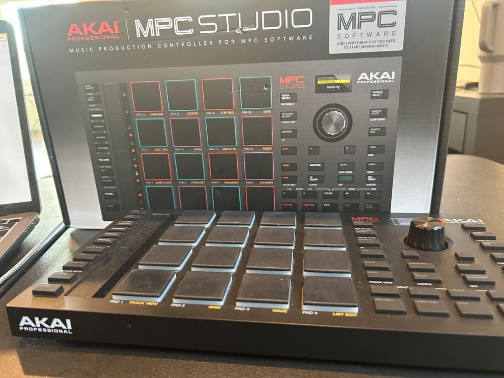 Akai Professional MPC Studio Controller + MPC Software – Great Condition, Light