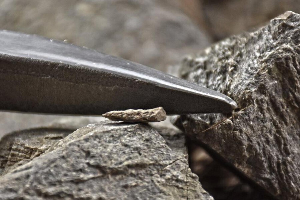 11" Rock Pick Hammer, Rubberized Handle, with Plastic Tip Cover, Overall weight