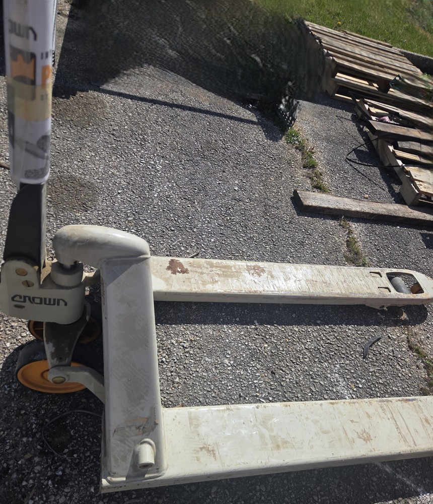 Crown PTH-50 Manual Pallet Jack 27"x48" 5000lbs