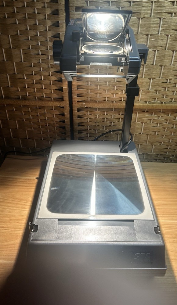 3M Compact Folding Portable Overhead Projector 2000 AG Carrying Case Tabletop