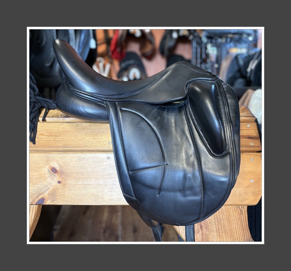 Arion 4D Dressage Saddle. 17” MW