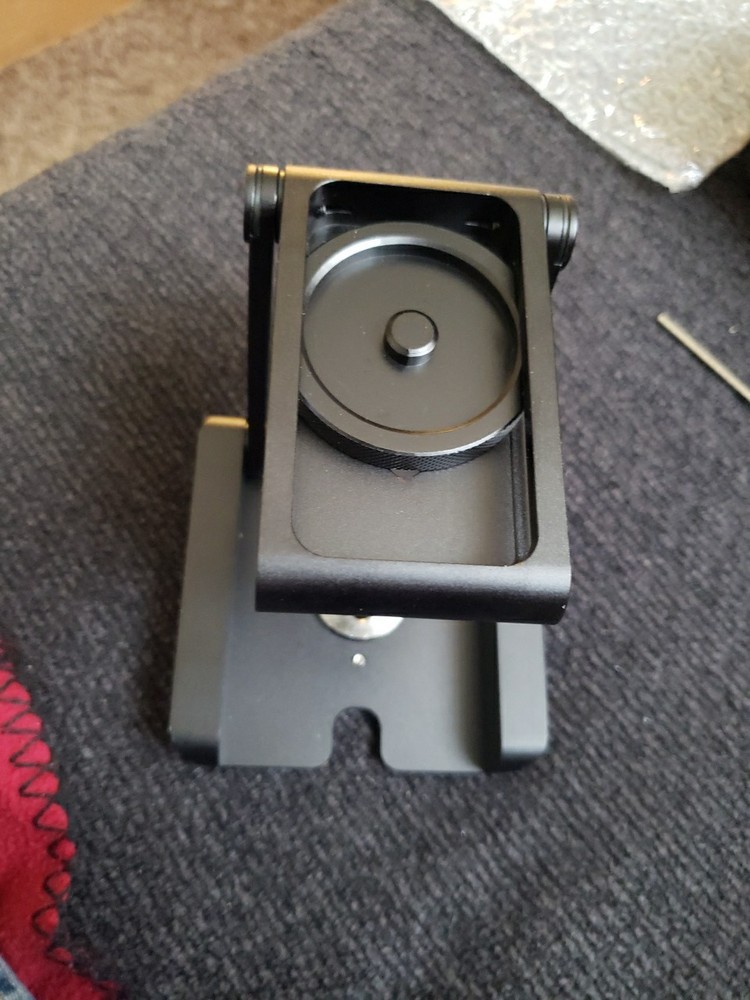 Pivoting tripod head