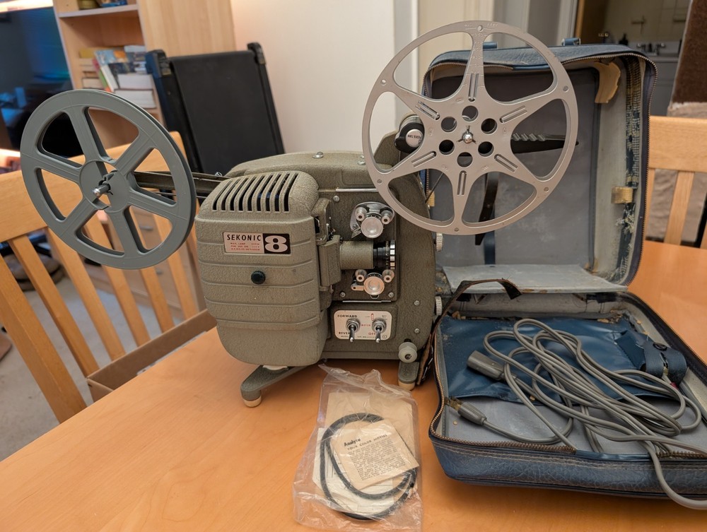 8mm Sekonic 8 Model 30C Projector & Carrying Case Extra Belt Bulb Working Read