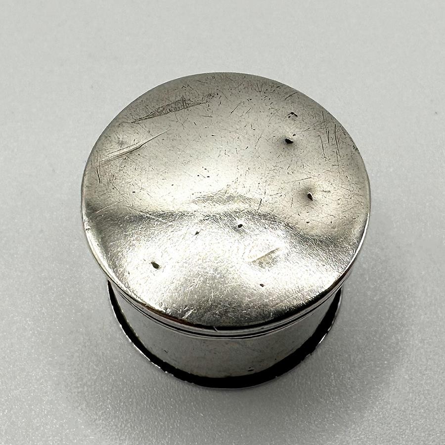 LATE 17TH / EARLY 18TH SOLID SILVER CENTURY COUNTER BOX c1700